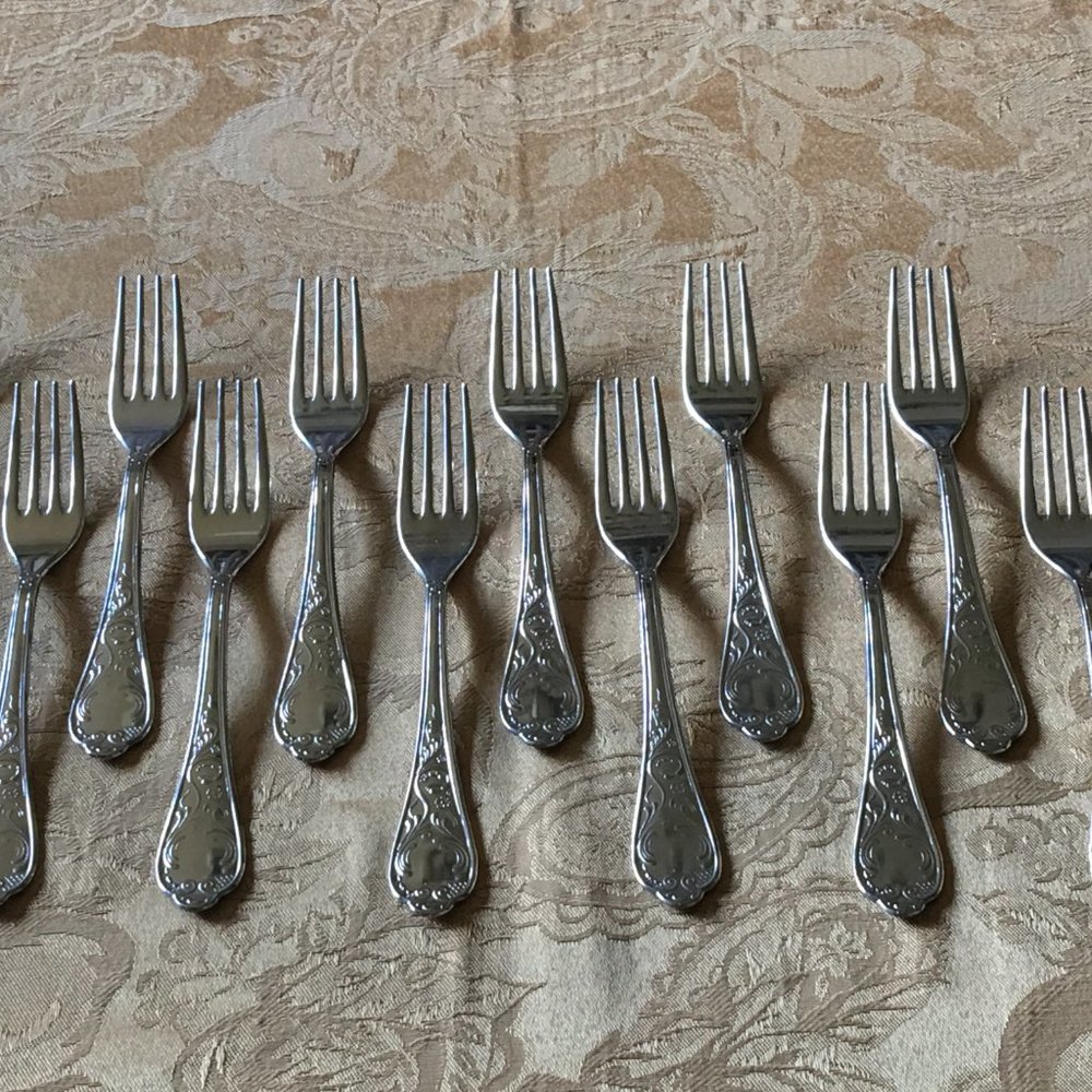 (SOLD)🎉HP🎉 Premium 51 Piece Italian Flatware Set, Service for 12 + Serving Set - Picture 10 of 16